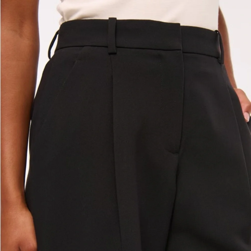 Abercrombie Women’s Curve Love Quinn Tailored Straight Pant 32 Short - Picture 3 of 4